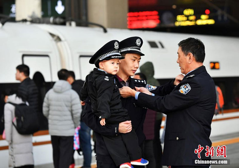 Hàng chục nghìn xe chôn bánh 4 ngày 3 đêm chờ phà Tết ở TQ